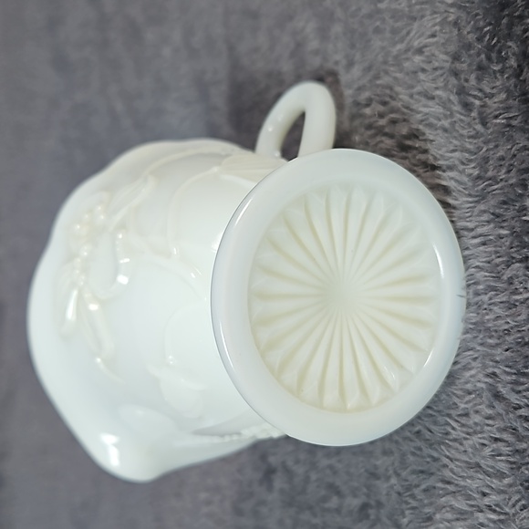 Vintage Cream Pitcher w/Embossed Flower & Leaf Patterns Scalloped Edge T7 - Picture 6 of 6